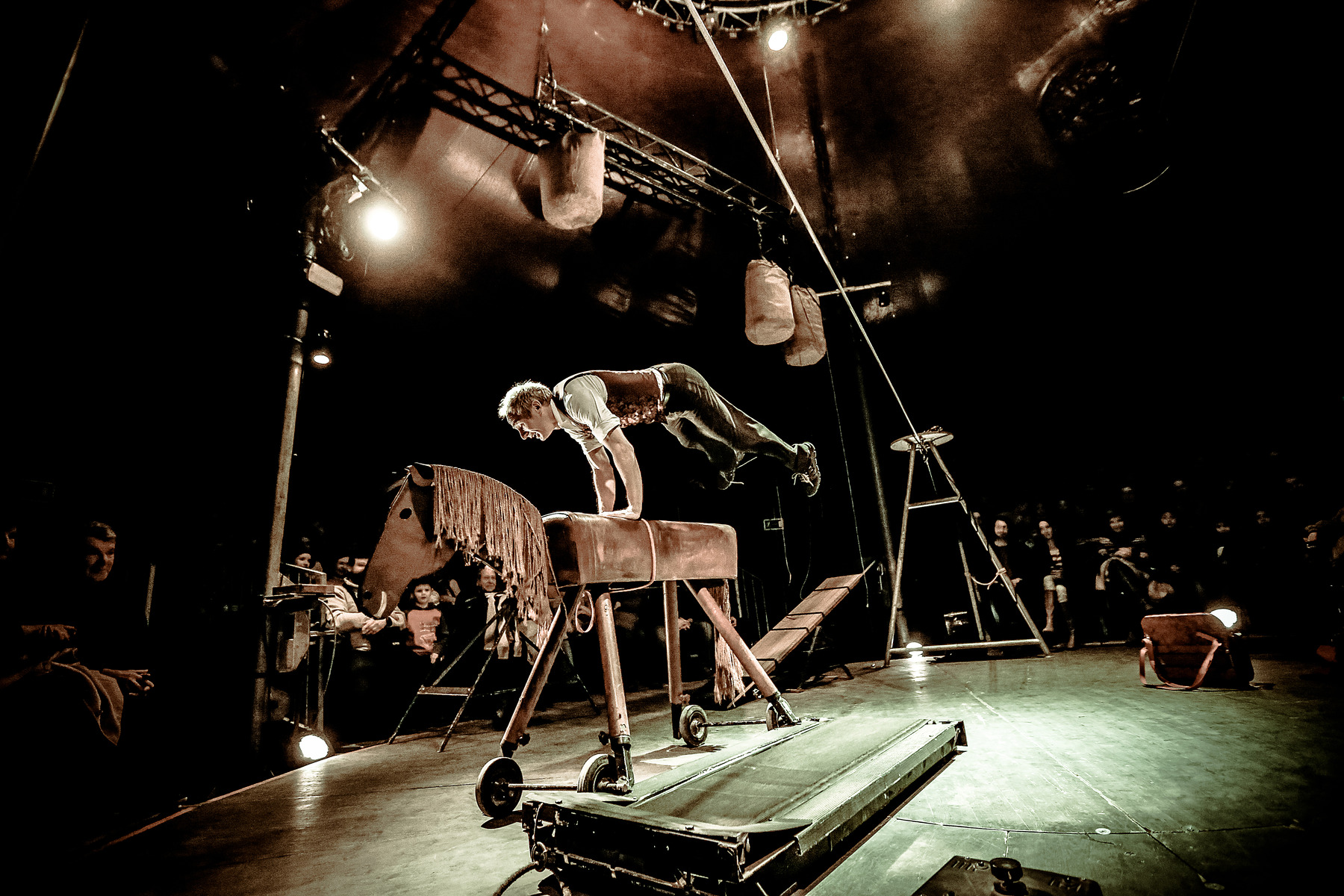 AcrO O ChapitO - 2ème édition / L'Homme cirque - La Batoude, centre des arts du cirque et de la rue AcrO O ChapitO - 2ème édition / L'Homme cirque - La Batoude, centre des arts du cirque et de la rue